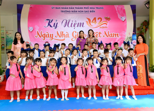 TRƯỜNG MẦM NON SAO BIỂN TỔ CHỨC CHƯƠNG TRÌNH VĂN NGHỆ CHÀO MƯNG 42 NĂM NGÀY NHÀ GIÁO VIỆT NAM