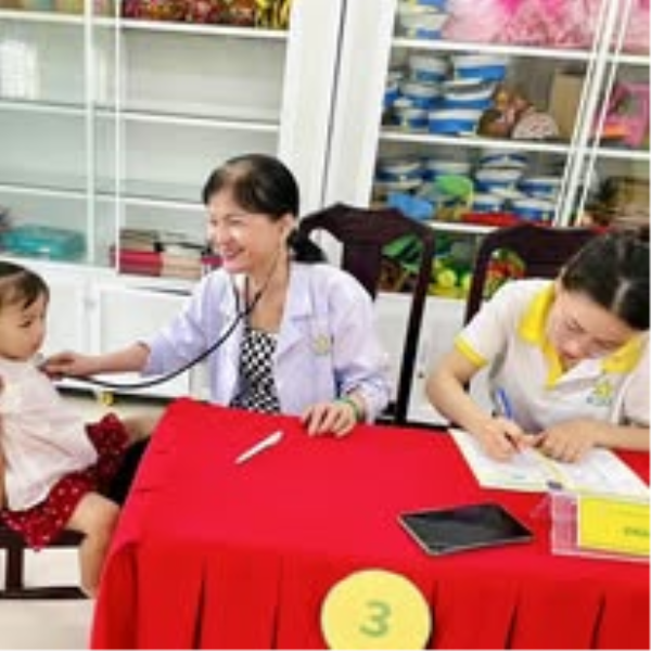 TRƯỜNG MẦM NON SAO BIỂN TỔ CHỨC KHÁM SỨC KHỎE ĐẦU NĂM CHO TRẺ