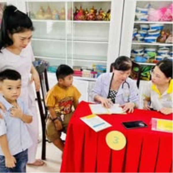 TRƯỜNG MẦM NON SAO BIỂN TỔ CHỨC KHÁM SỨC KHỎE ĐẦU NĂM CHO TRẺ