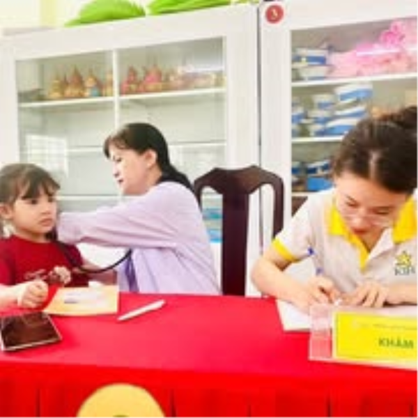TRƯỜNG MẦM NON SAO BIỂN TỔ CHỨC KHÁM SỨC KHỎE ĐẦU NĂM CHO TRẺ