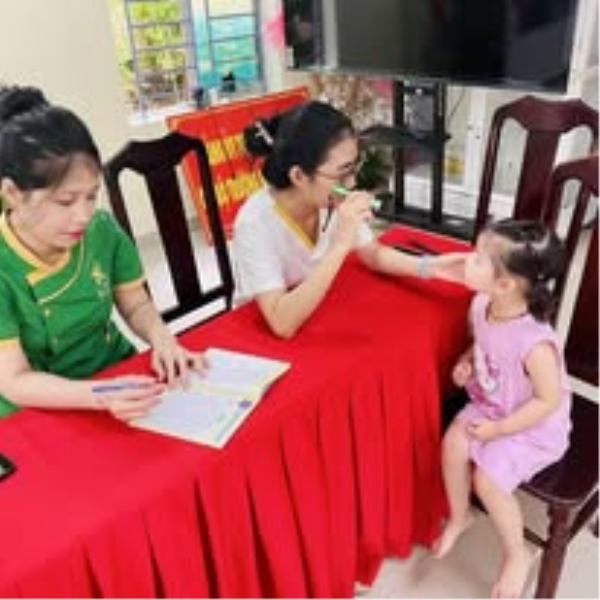 TRƯỜNG MẦM NON SAO BIỂN TỔ CHỨC KHÁM SỨC KHỎE ĐẦU NĂM CHO TRẺ