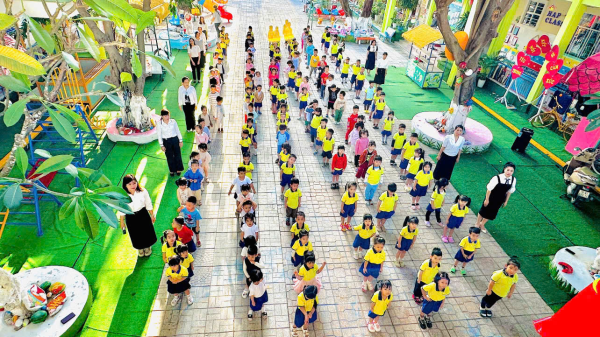 TRƯỜNG MN SAO BIỂN CHÀO CỜ TƯỞNG NIỆM CÁC NẠN NHÂN TỬ VONG DO TAI NẠN GIAO THÔNG 