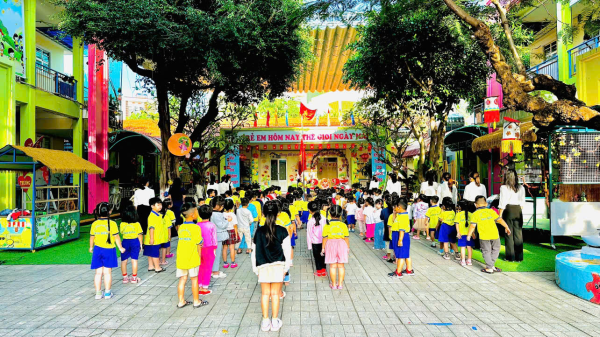 TRƯỜNG MN SAO BIỂN CHÀO CỜ TƯỞNG NIỆM CÁC NẠN NHÂN TỬ VONG DO TAI NẠN GIAO THÔNG 