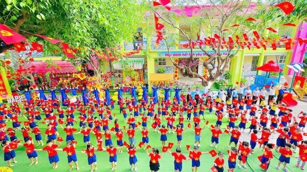 TRƯỜNG MN SAO BIỂN TỔ CHỨC CHÀO CỜ KỶ NIỆM 96 NĂM NGÀY THÀNH LẬP ĐẢNG CỘNG SẢN VIỆT NAM