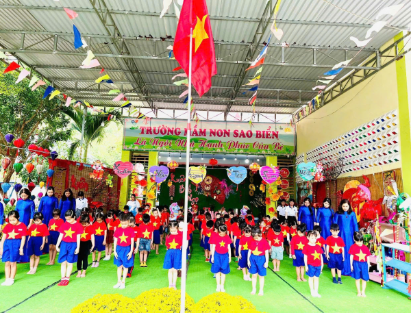 TRƯỜNG MN SAO BIỂN TỔ CHỨC CHÀO CỜ KỶ NIỆM 96 NĂM NGÀY THÀNH LẬP ĐẢNG CỘNG SẢN VIỆT NAM